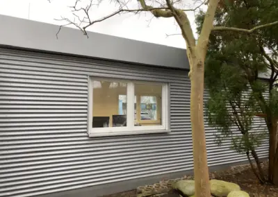 Blick durch zwei Fenster des gebrauchten Bürocontainers