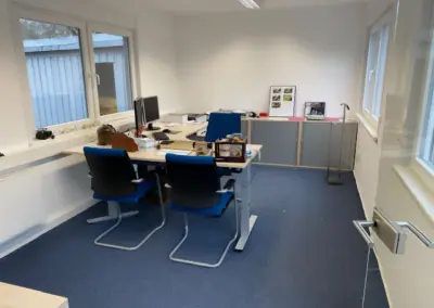 Büroausstattung in gebrauchtem Bürocontainer