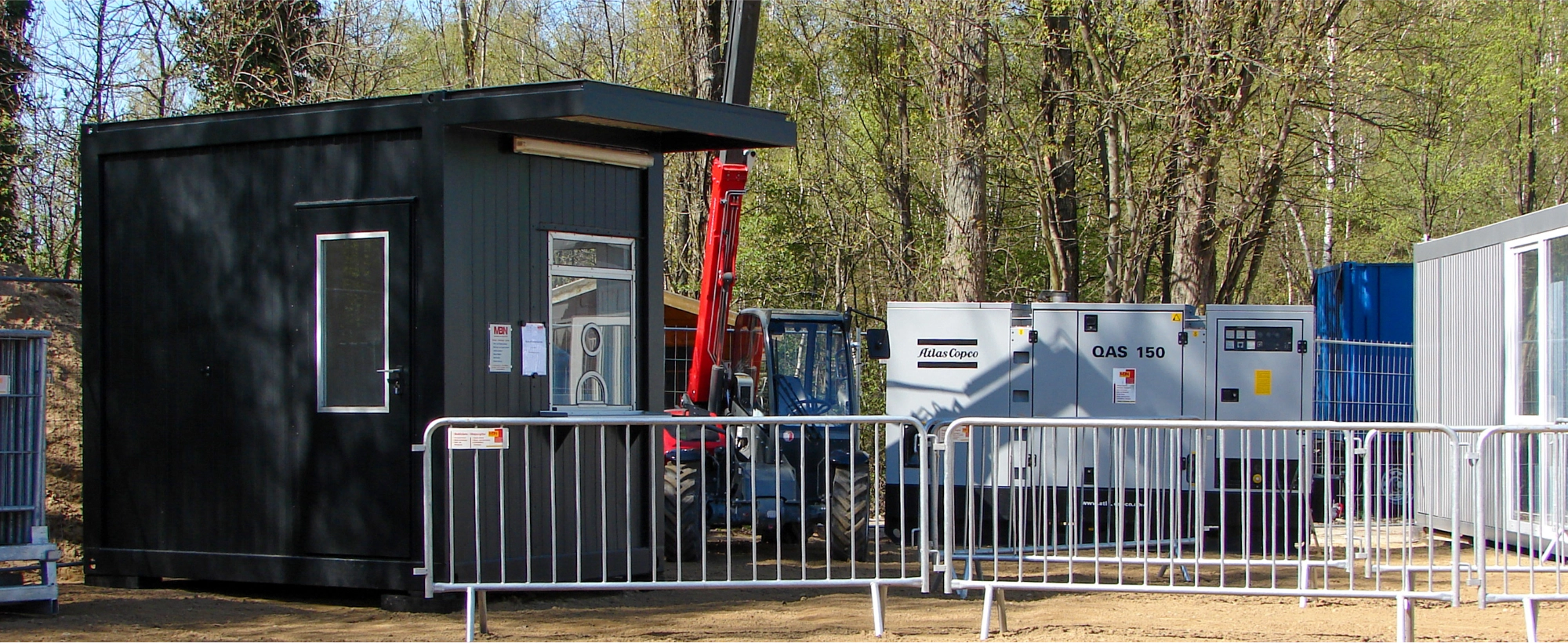 Pfoertnercontainer-kaufen--hero Pförtnercontainer vor einem Bürogebäude