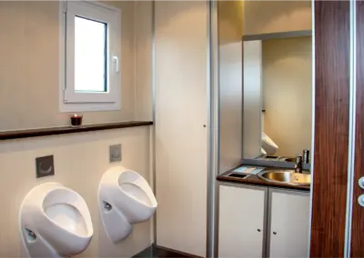 Elegante Innenausstattung eines Sanitärcontainers
