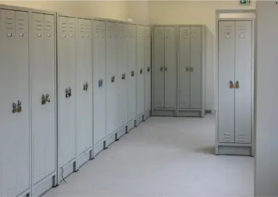 Spinde im Umkleidebereich eines Baucontainers von MBN
