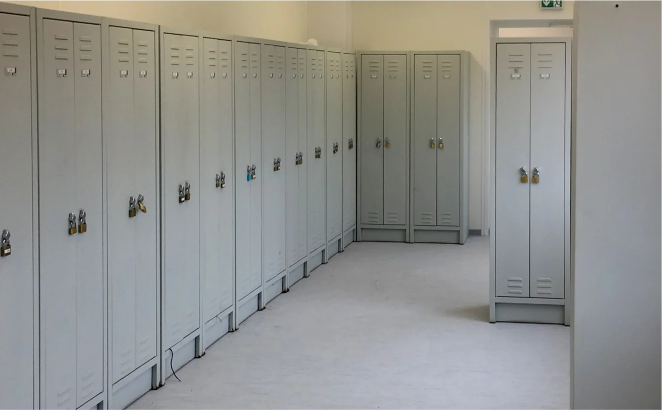 Spinde im Umkleidebereich eines Baucontainers von MBN