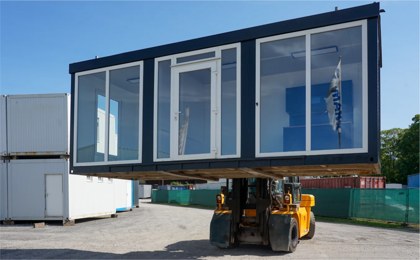 Vormontage einer Containeranlage in einer Fertigungshalle