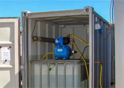 Wassertank und Pumpe in einem Materialcontainer von MBN-Modulwelt