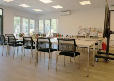 Innenausstattung eines großen Messecontainer in hochwertigen Materialien
