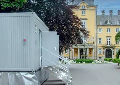 MBN Sanitärcontainer vor einem Schloss