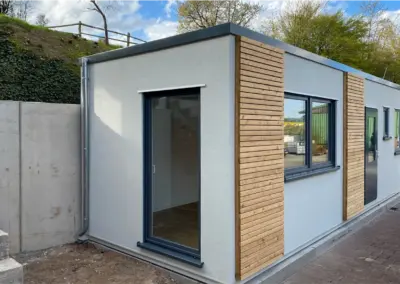 MBN Wohncontainer verputzte Fassade mit Holz Applikationen