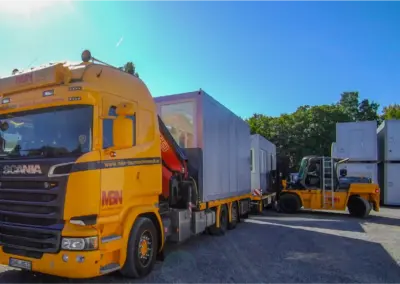 Verladen eines MBN Bürocontainer auf einen Transport LKW