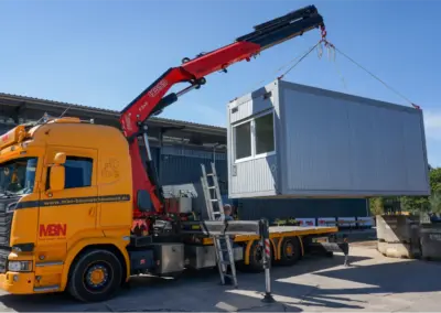 MBN Container wird auf einen Kranwagen geladen
