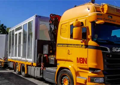 Verladen eines MBN Bürocontainer auf einen Transport LKW