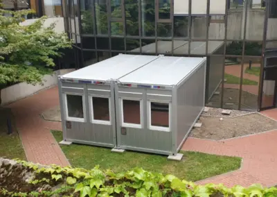 MBN Bürocontainer als temporäre Raumerweiterung in einem Firmeninnenhof