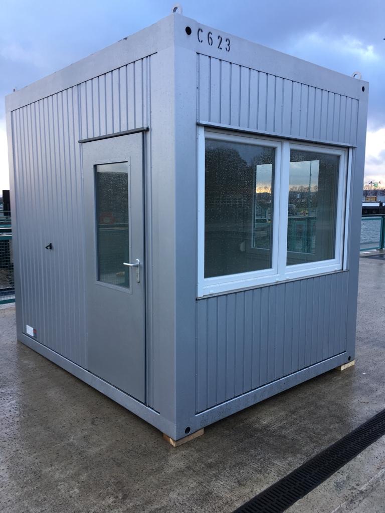 MBN Modulwelt Pförtnercontainer Kompakter Pförtnercontainer mit Tür und Fensterfront, geeignet als Wach- oder Empfangscontainer.