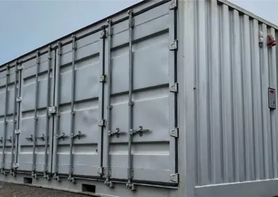 Grauer Open-Side-Lagercontainer mit seitlich zu öffnenden Türen für einfachen Zugang.