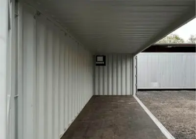 Geöffneter Open-Side-Lagercontainer mit freiem Innenraum und seitlichem Zugang.
