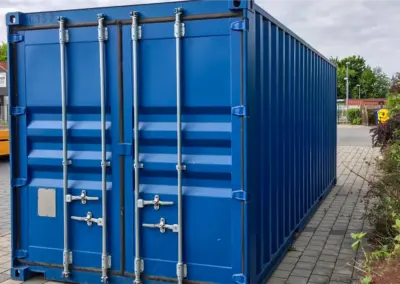 Blauer Lagercontainer mit Doppeltüren, geeignet für Transport und Lagerung im Außenbereich.