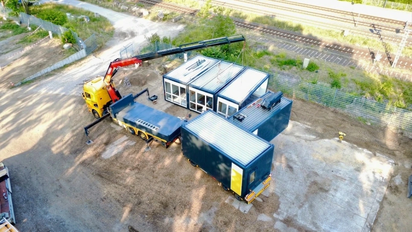 MBN Bürocontainer transportiert von einem Stapler