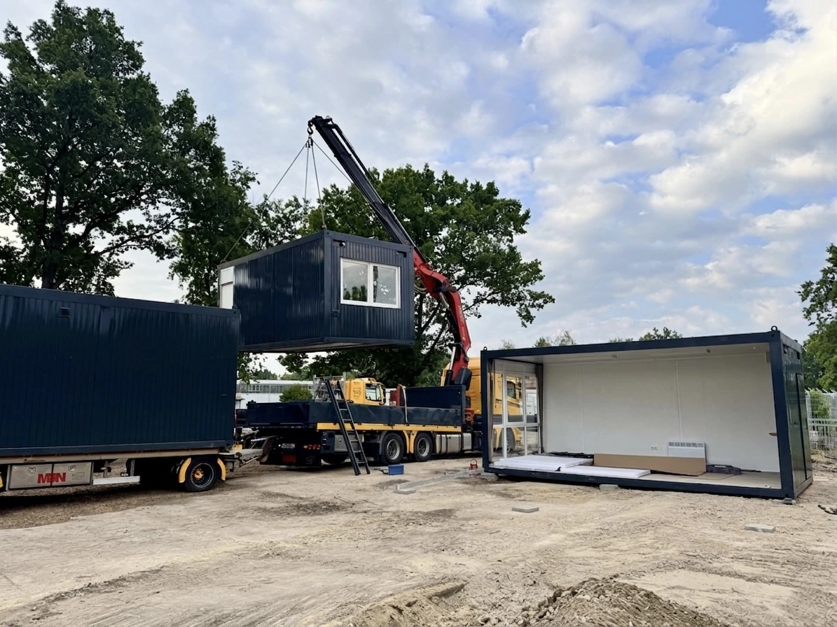 Vormontage einer Containeranlage in einer Fertigungshalle